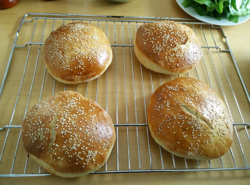 Burger Buns beim Auskühlen