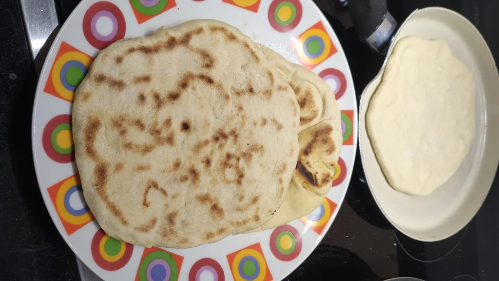 Bazlama türkisches Fladenbrot aus der Pfanne