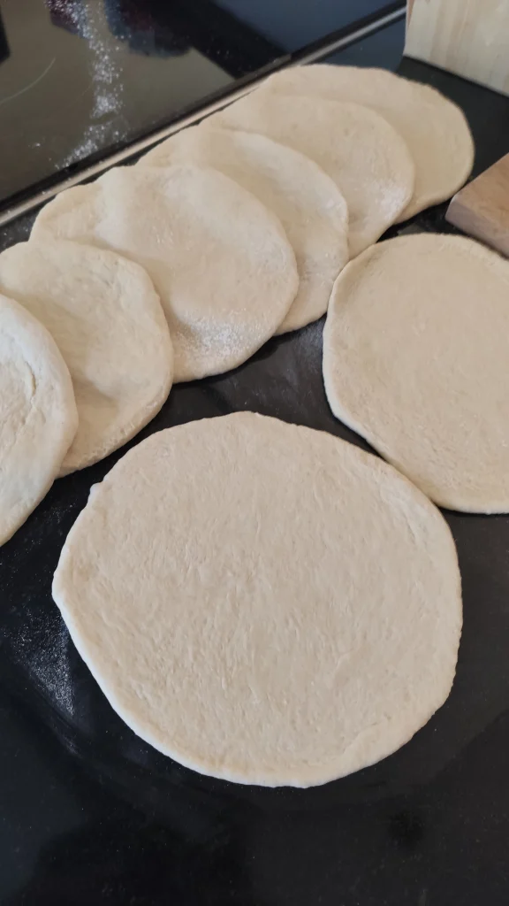 Bazlama türkisches Fladenbrot aus der Pfanne