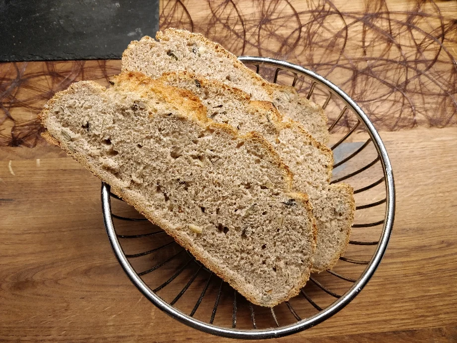 Schnelles Mischbrot aus dem Bräter