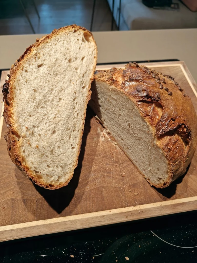 Frisches Sauerteigbrot mit Sonnenblumenkernen