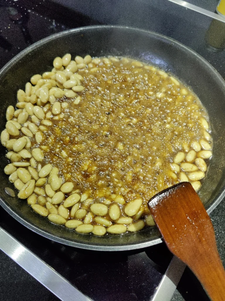 Zucker und Mandeln aufkochen